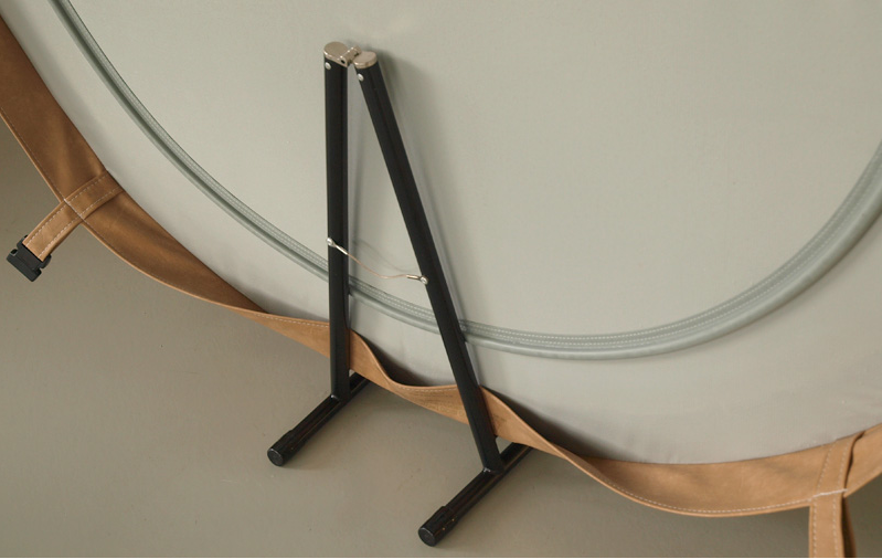 COVER STAND - slika s pokrovom Cover stand je visoko kakovostno stojalo iz železa, ki je popolna rešitev za odlaganje pokrova vašega masažnega bazena Softub. Cover stand stojalo je lahko in enostavno prenosno, saj se v hipu zloži in prestavi na novo mesto. Prav tako ne zasede veliko prostora in se ga lahko postavi kamorkoli. Slika s pokrovom