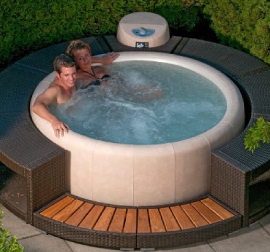jacuzzi Softub LEGEND 220 v barvah madelj zunaj in perla notri.