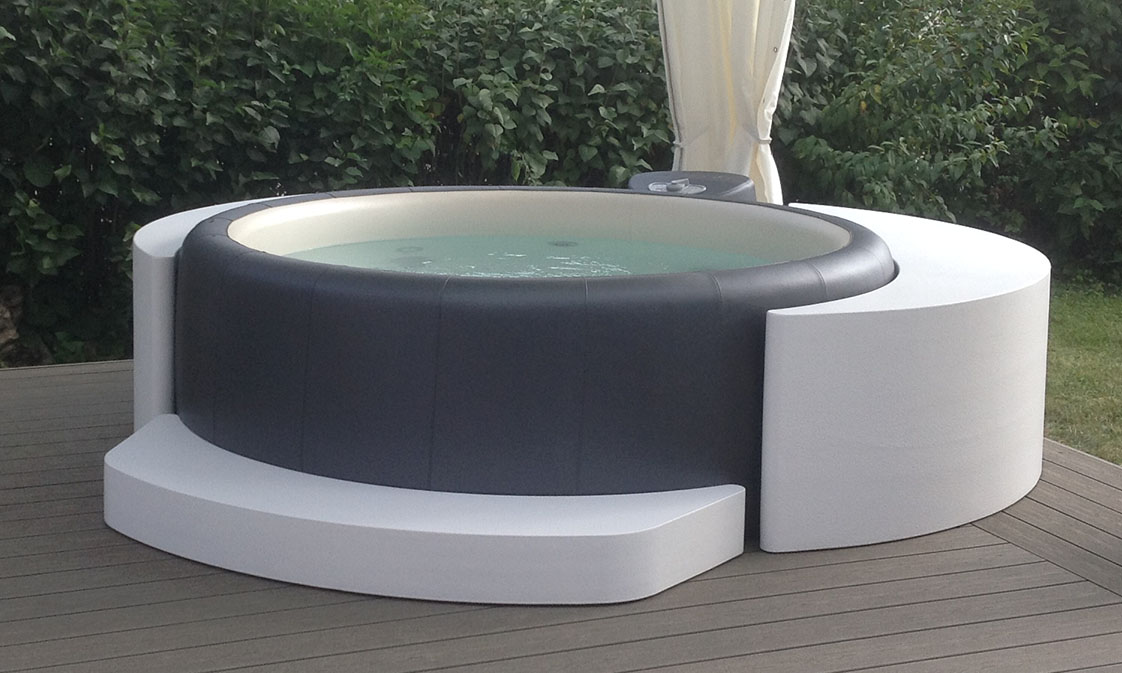 jacuzzi Softub obloga malibu. Črn bazen, na leseni terasi pod senčnikom