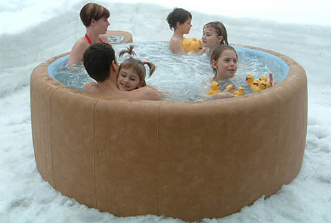 jacuzzi Softub jacuzzi Softub Resort v snegu. Vesela družina v zasneženem ambientu v družbi plavajočih račk.