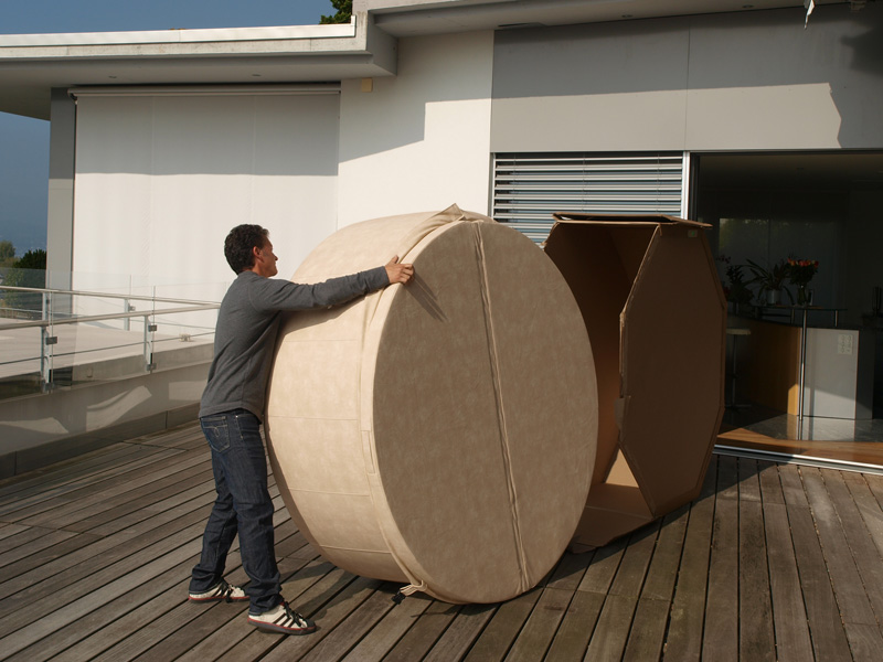 Preprosta montaža masažnega bazena Softub - prvi korak. Izredno lahki in enostavni za postavitev. Barvna kombinacija mandelj/perla - funkcionalna embalaža tudi za kasnejše shranjevanje