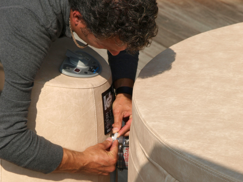 Preprosta montaža masažnega bazena Softub - drugi korak. Izredno lahki in enostavni za postavitev. Barvna kombinacija mandelj/perla - Enostaven priklop toplotnega izmenjevalca. Hlajenje motorja segreva vodo - nizek porabnik