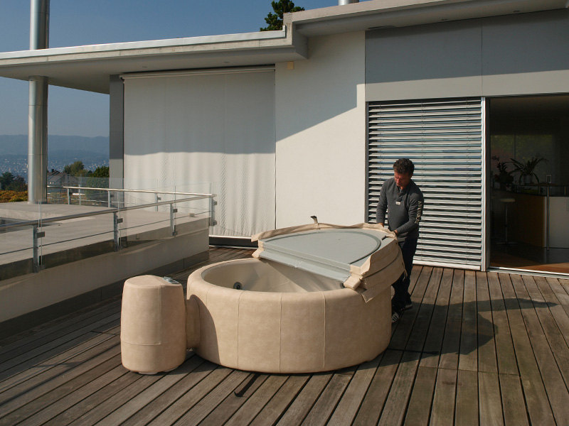 Preprosta montaža masažnega bazena Softub - tretji korak. Izredno lahki in enostavni za postavitev. Barvna kombinacija mandelj/perla - ko je sestavljen in postavljen samo še natočite vodo in se predate užitku na domači terasi ali v bivalnih prostorih