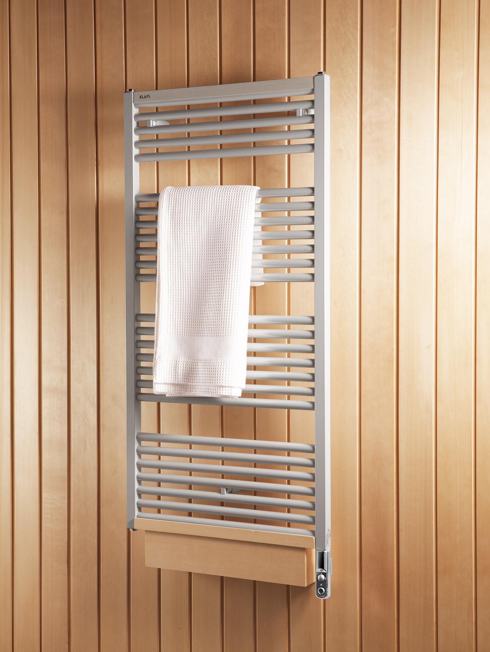 Klafs dodatki - lestev radiator. Sušeča brisača ter hemlock podlaga.