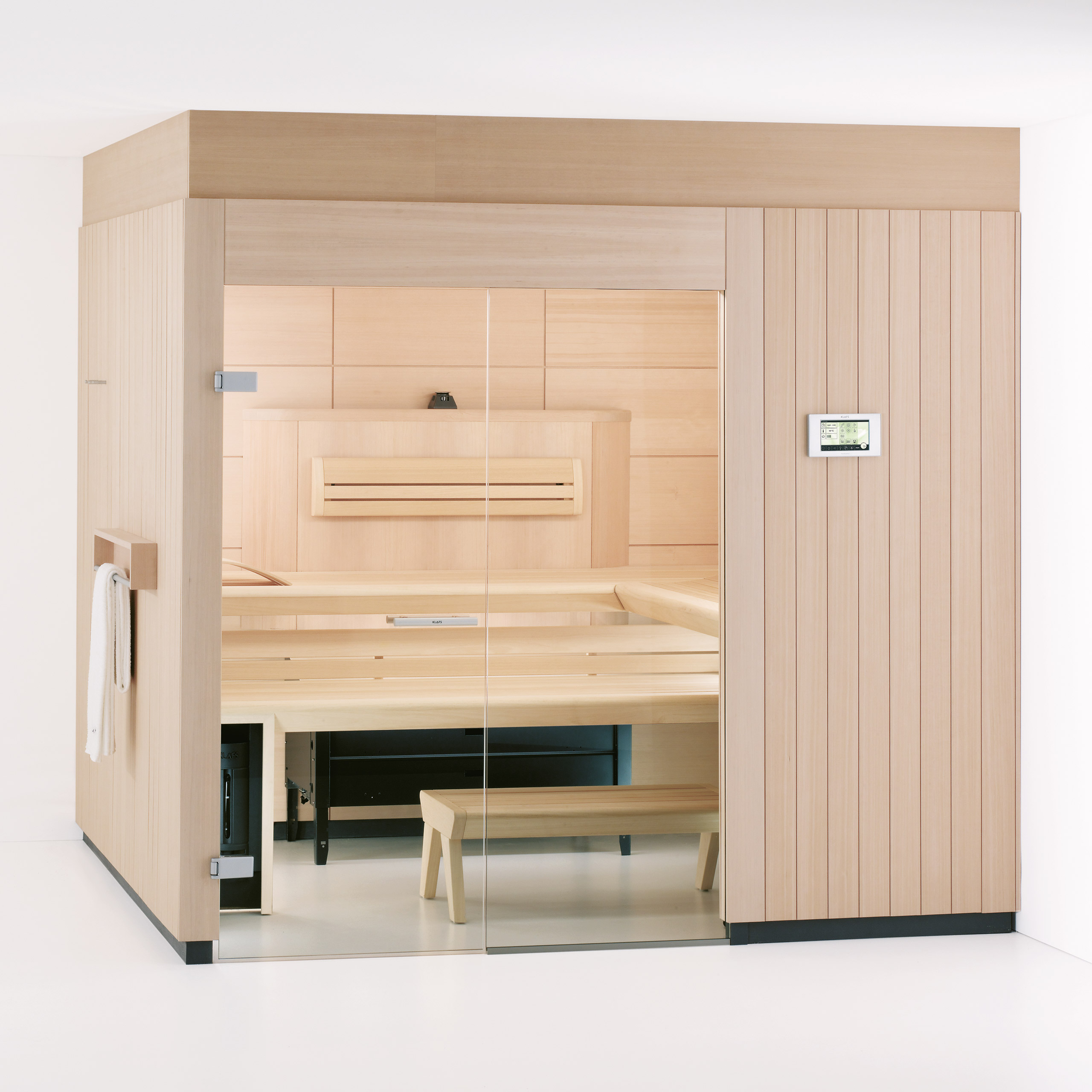 Finska ali Infra savna Klafs Lounge, minimalističnega a hkrati elegantnega izgleda. Svetli paneli, skrita peč in komandna plošča na dotik. Lahko umestljiva v različne ambiente.