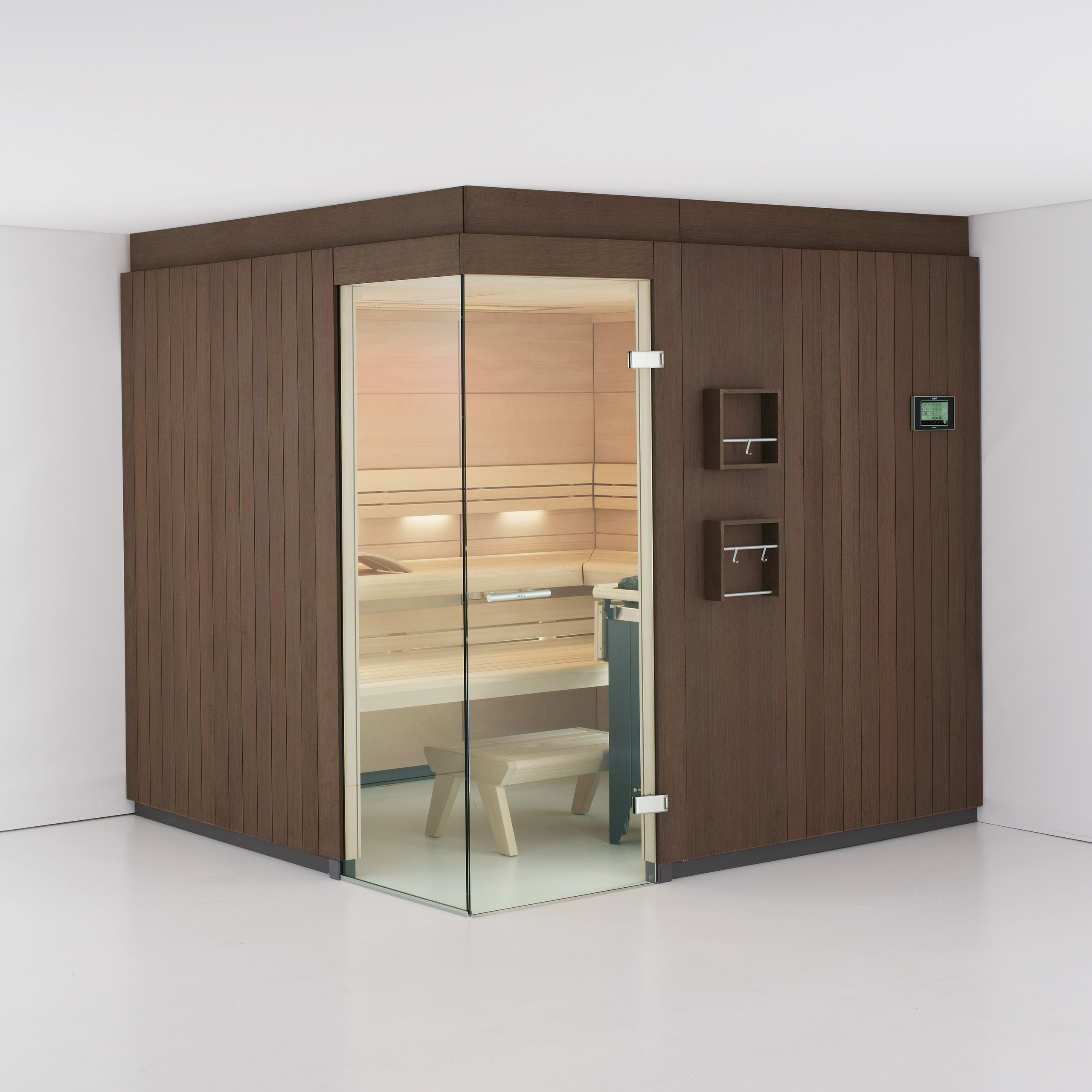 Finska Savna Klafs Ventano - na belem ozadju - protrudiran steklen vogal, kombinacija stekla, temno rjave in črne zunanje obloge. V notranjosti Hemlock paneli, zakrivljen vzgalvik ter peč - turbo majus za ustvarjanje več klimatske savne. Komanda na dotik!