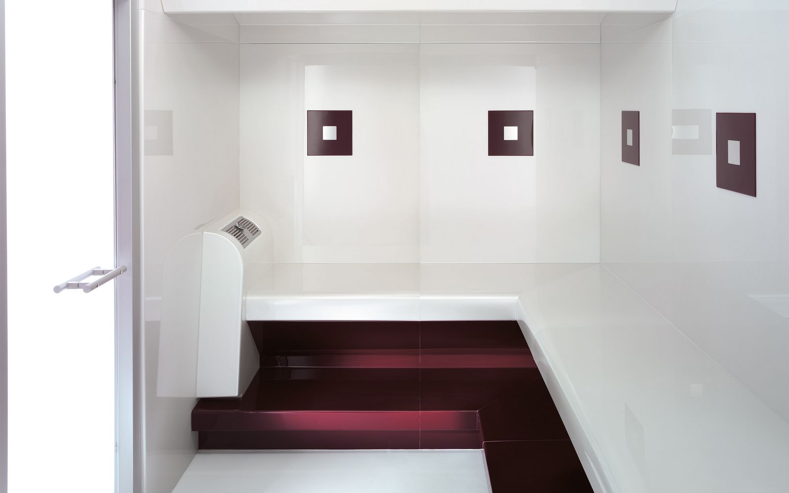 Parna Savna Klafs Quadrano - poliesterska savna s klopjo in pol. Bela podlaga, vinsko rdeči detajli. Sodoben minimalističen videz. Prezračevalni sistem, pol klop za počitek nog in strop s sietmom proti kapljanju.