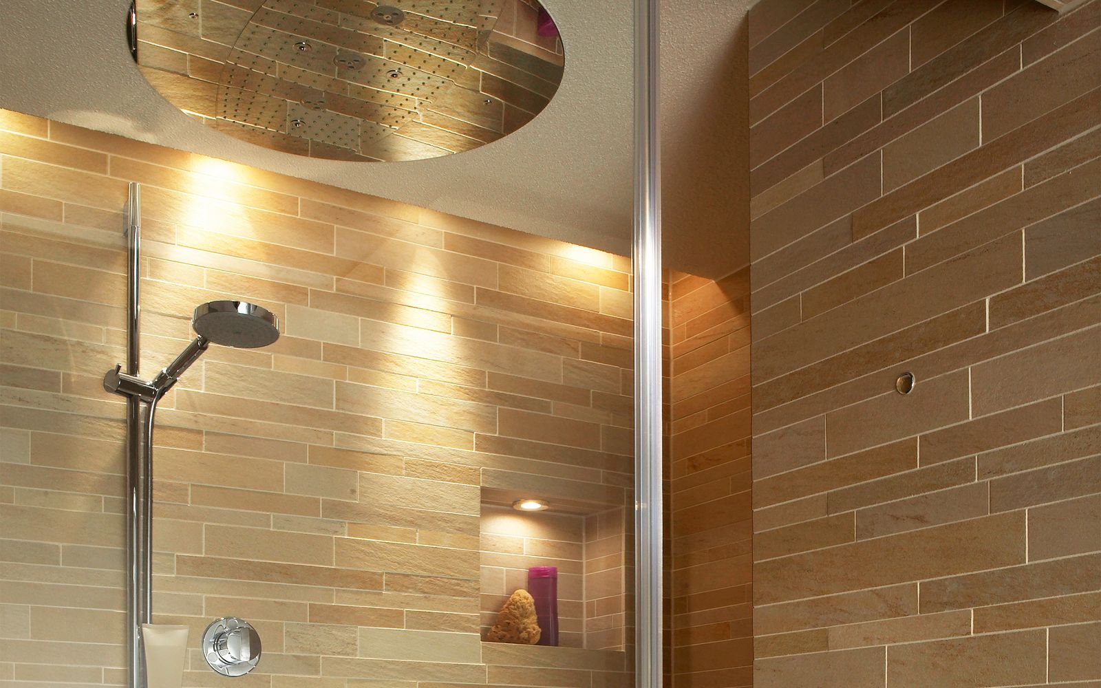 Parni Tuš Klafs savne , rjavi odtenki keramike.