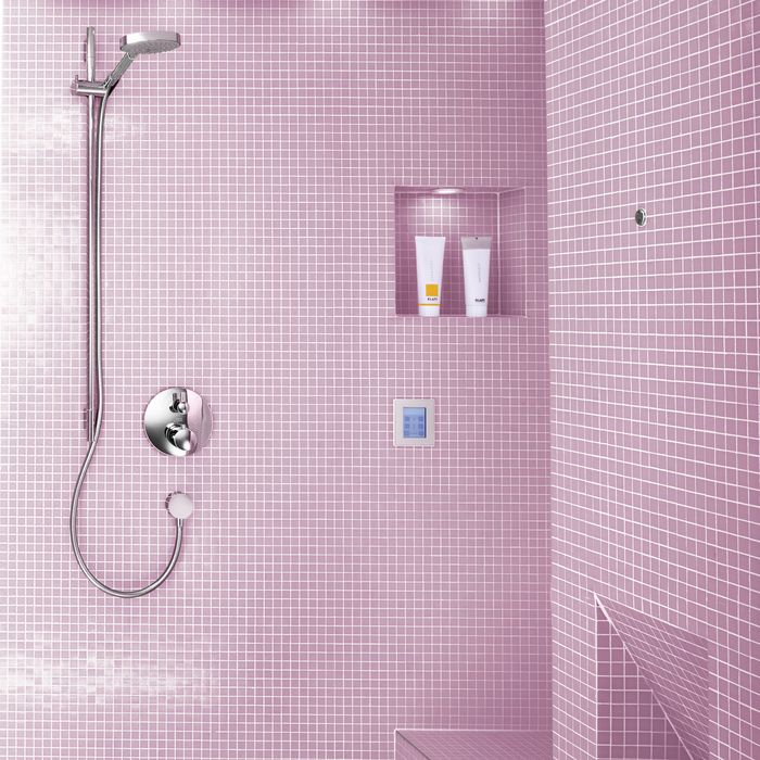 Parni tuš Klafs Quadrat z moderno tehnologijo, z rožnatimi drobnimi ploščicami. Kromirani dodatki