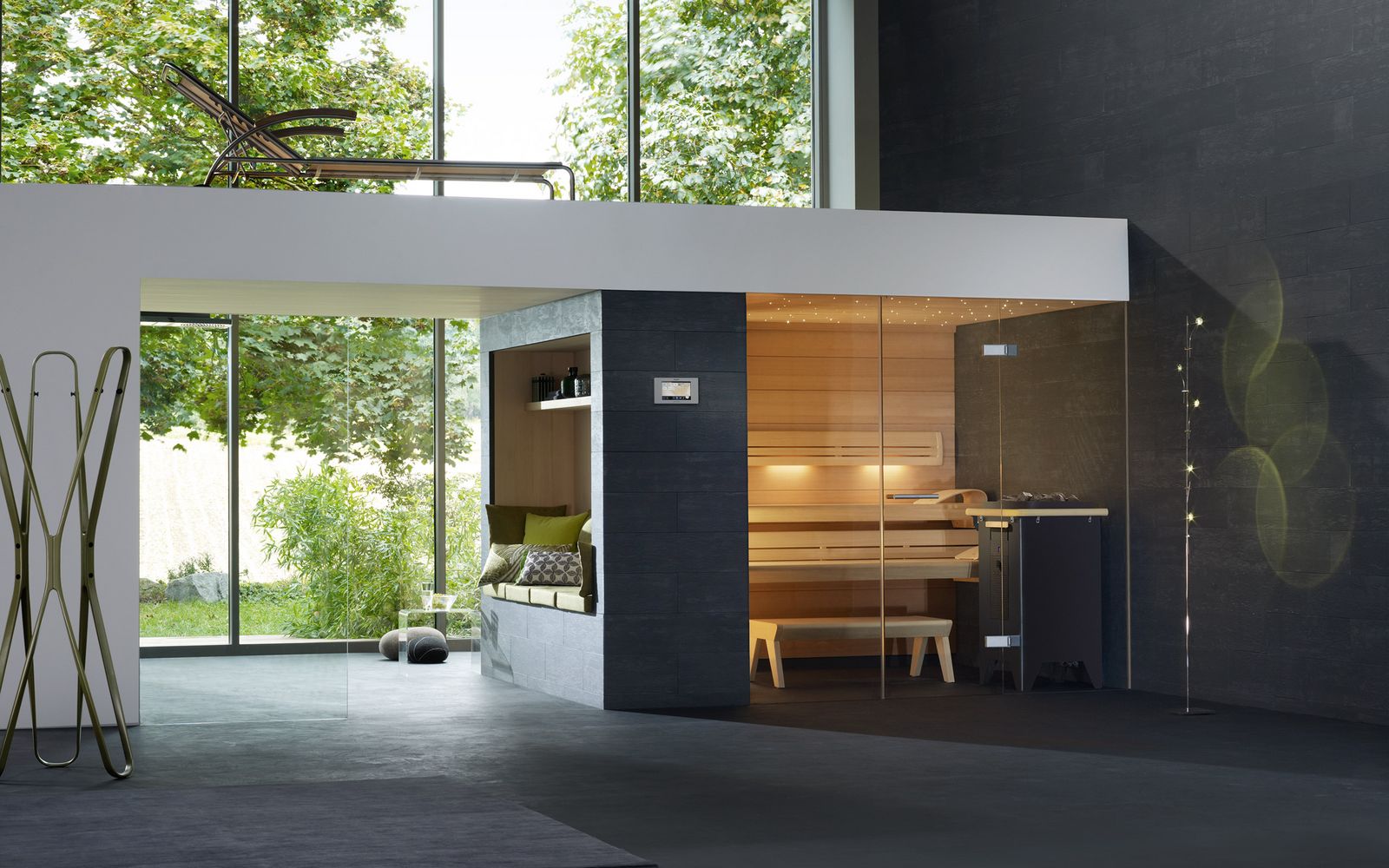 Finska ali Infra savna Klafs Lounge, minimalističnega a hkrati elegantnega izgleda. Temno rjavi paneli in soba za počitek. Lahko umestljiva v različne ambiente.