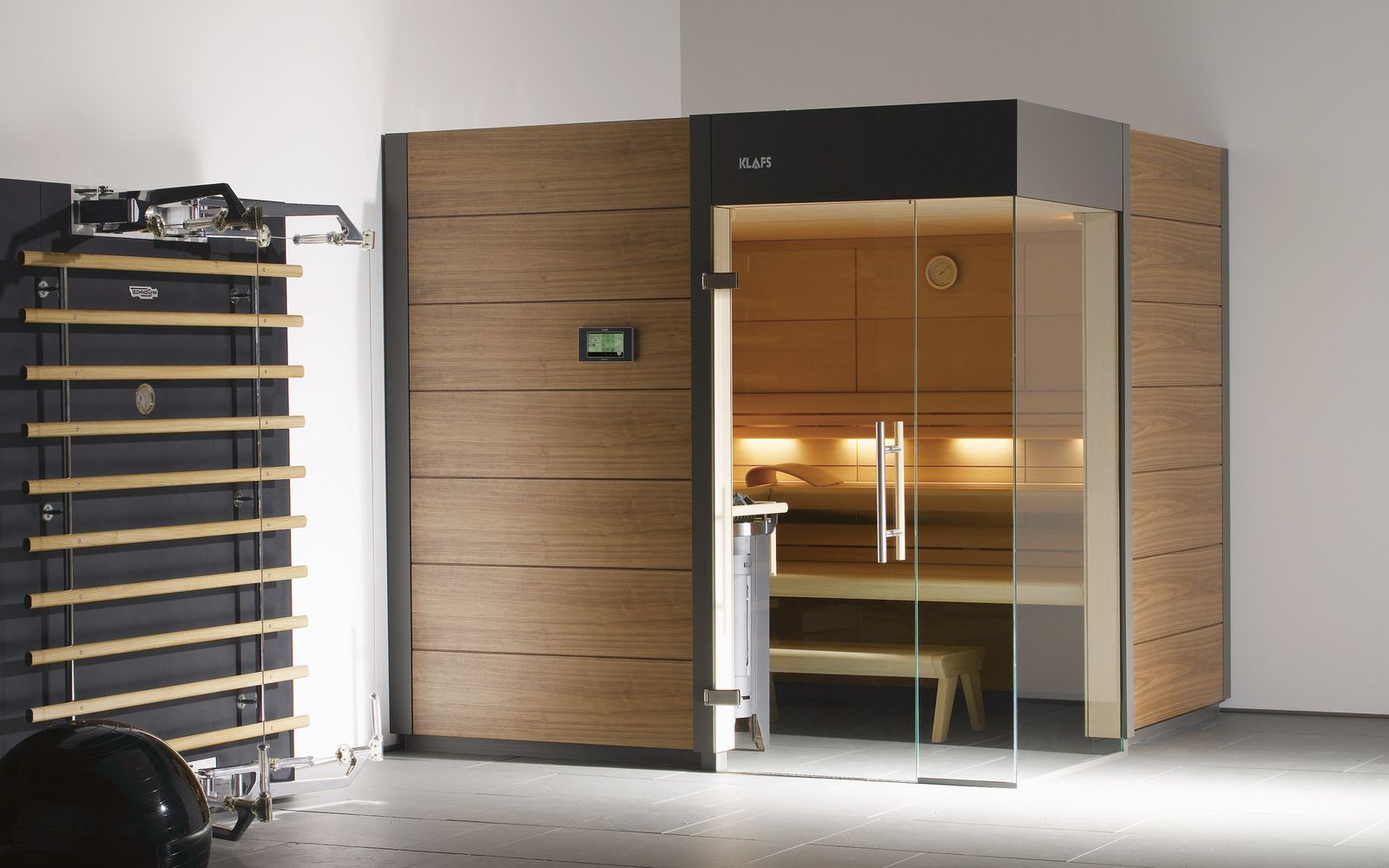 Savna Klafs Ventano Lesena savna z dodatki kovine in stekla. Brez pragu v fitnes prostoru. Preprosta a nepozabna.